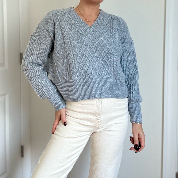 Cable Knit V-neck Pullover - Picture 3 of 9